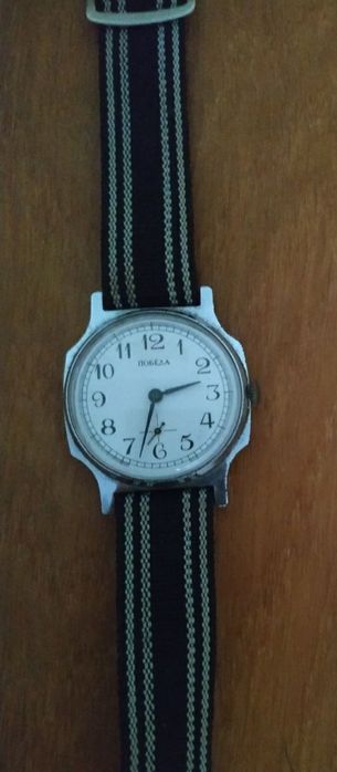 Часы   механические ,рабочие,старых времен