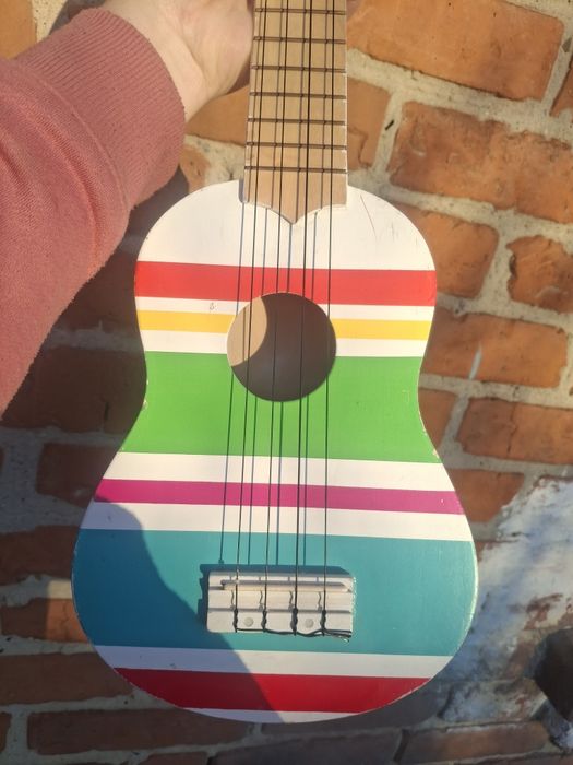 Акулеле дерев'яна гітара
