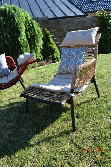 zestaw mebli ogrodowych wyplatanych sznurkami technorattan