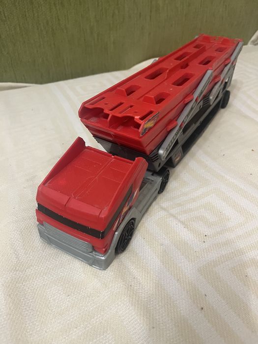 Машинка hot wheels гараж автоплатформа
