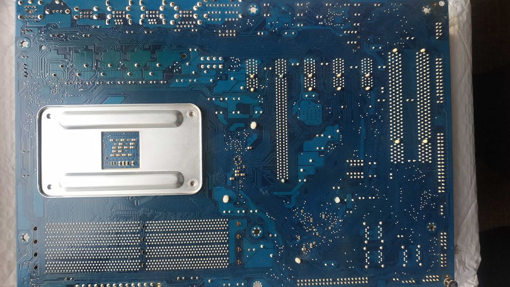 Материнская плата с процессором и оперативной памятью