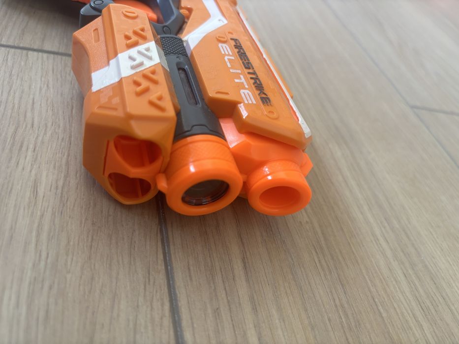 Duas nerfs com lazer de apontar em bom estado