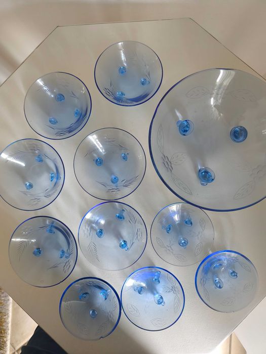 Conjunto de taças em vidro azul