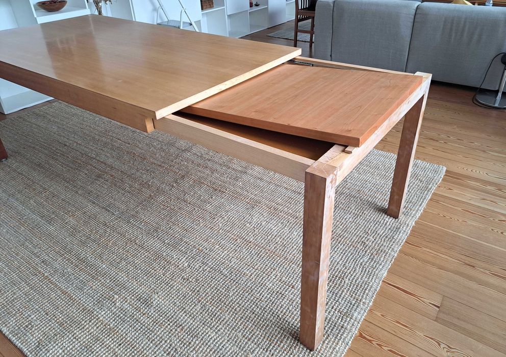 Mesa extensível e 8 cadeiras de cerejeira para sala