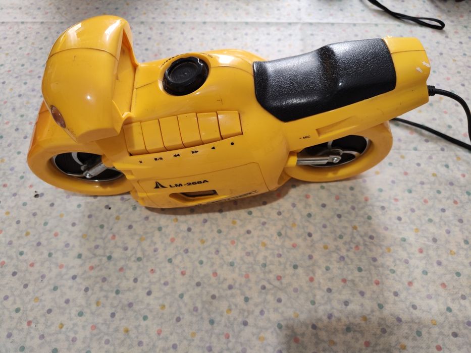 Radio com cassete em forma de moto