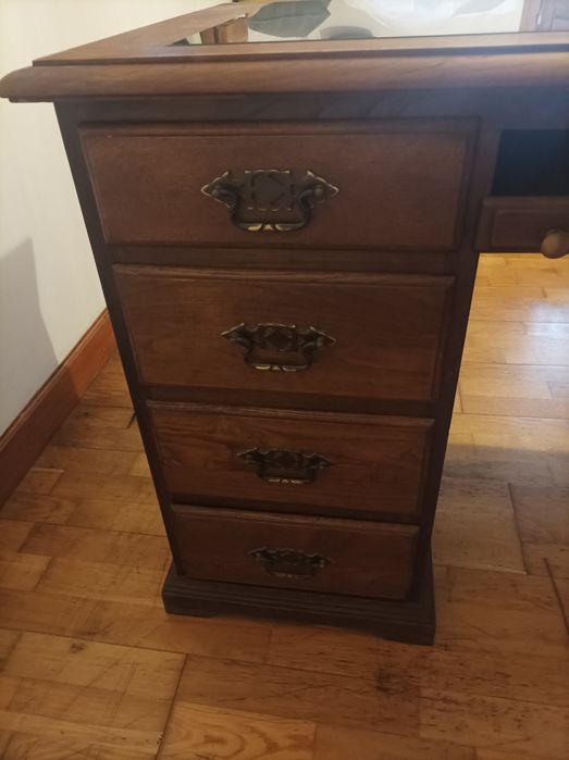 Secretária clássica em madeira de castanho