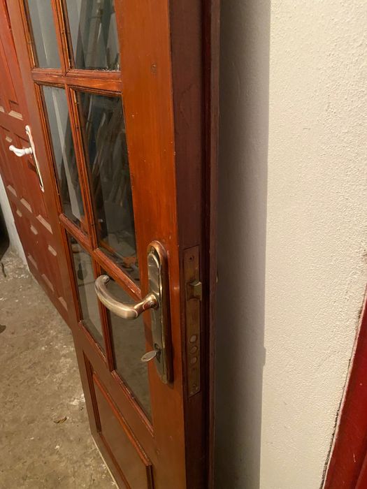 Двері бу деревʼяні