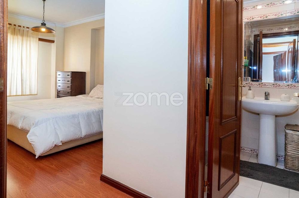Apartamento T3 com parqueamento e arrecadação