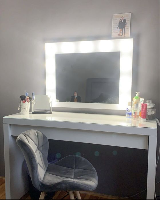 Toaletka z lustrem oraz krzesłem