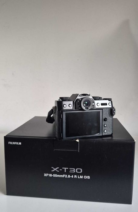 Fujifilm XT30 + Lente XF18-55mm F2.8-4 + 2 cartões de memória + 3 baterias