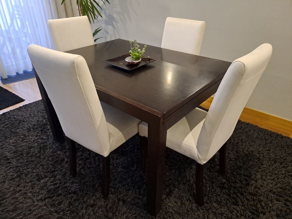 Mesa de sala de jantar e 4 cadeiras