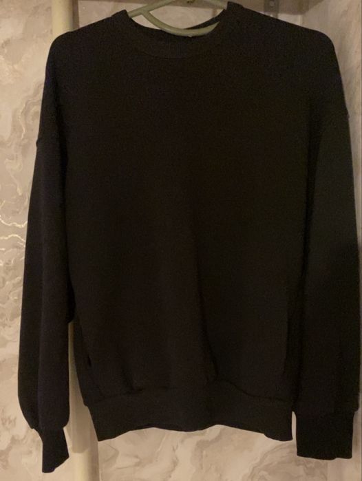 Тепла чорна кофта з Bershka