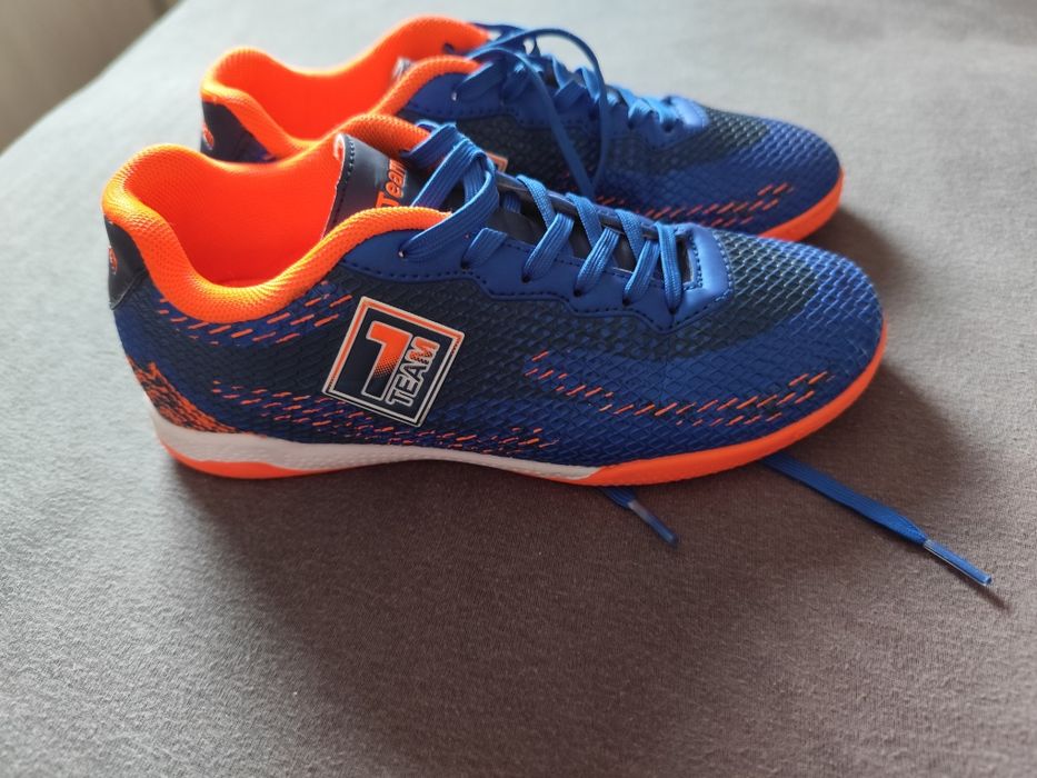 Buty piłkarskie halówe 34