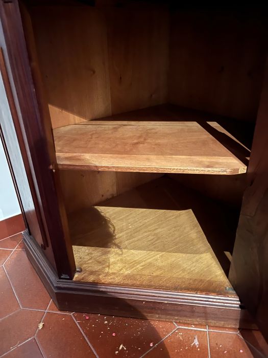 Armário de canto antigo