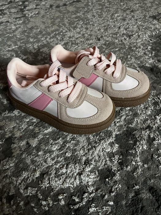 Кросівки дівчачі