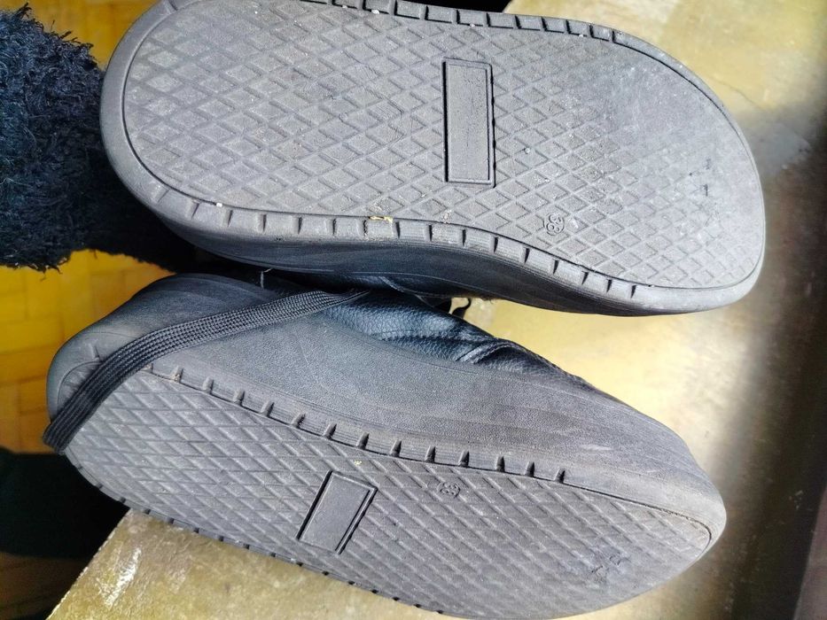 Używane znoszone buty sportowe sneakersy trampki renee czarne 38