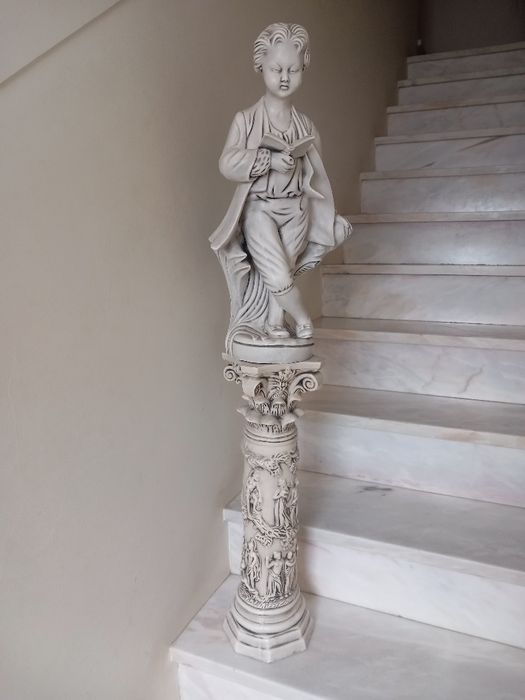 Escultura em pedra pintada