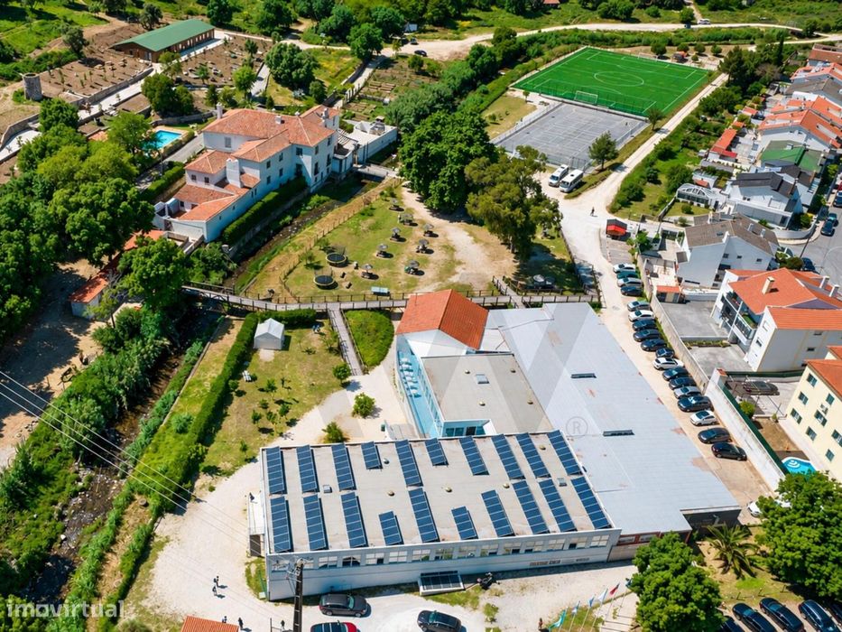 Moradia T4+1 com piscina, jardim amplo e garagem | Barcarena