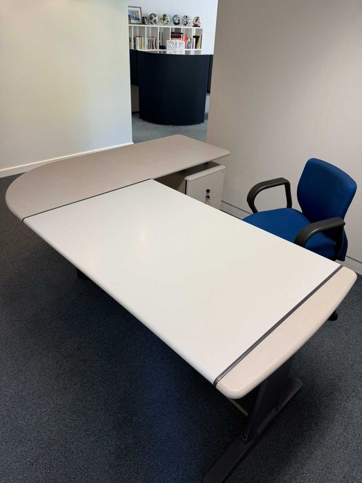 Secretária de escritório em forma de L da marca Knoll