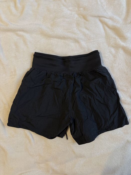 Жіночі шорти new balance