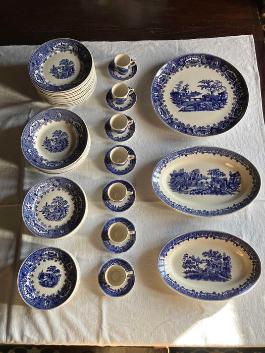 Serviço de loiça "Gilman & Cta". -Padrão ESTÁTUA- 52 Peças