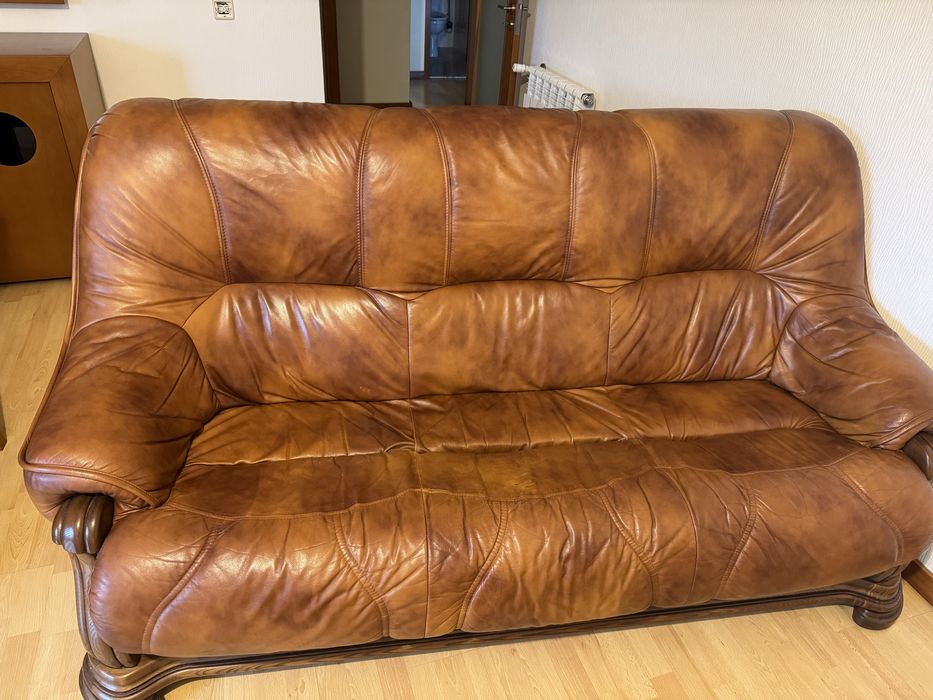 Conjunto de Sofa e Poltrona de Pele