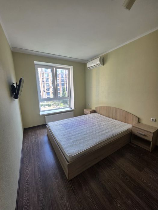 Продам двуспальну кроватьз тумбочками і матрецем