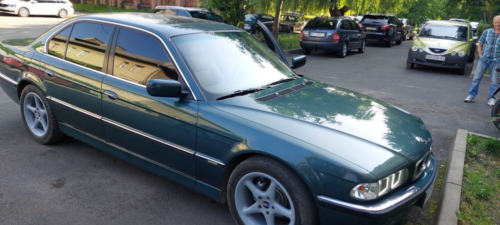 Автомобіль БМВ 7 Е 38