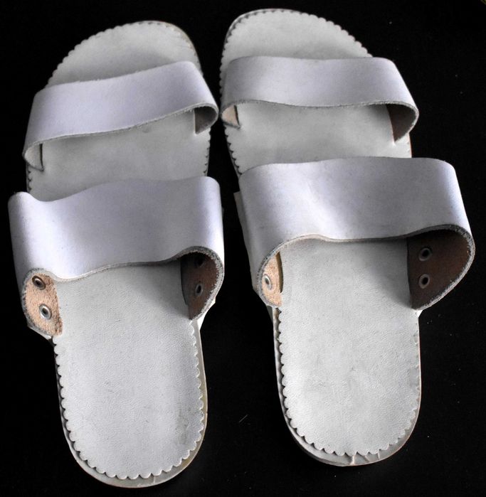 Medyczne klapki damskie skórzane sanitarne białe - pantofle  rozm 39