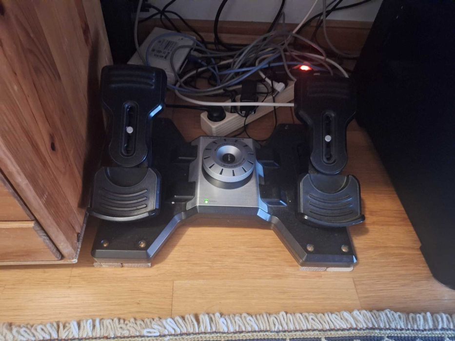 Vendo Pro Flight Yoke System com painéis e pedais.