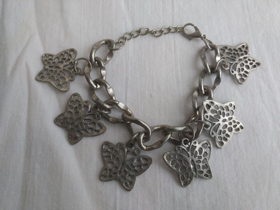 Pulseira prateada com borboletas