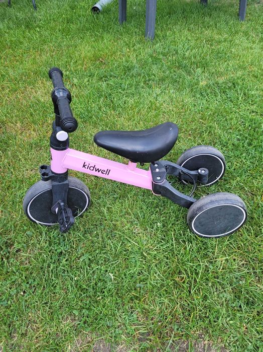 Trzykołowy rowerek dla dziewczynki