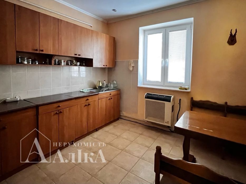 Продам двоповерхову частину будинку