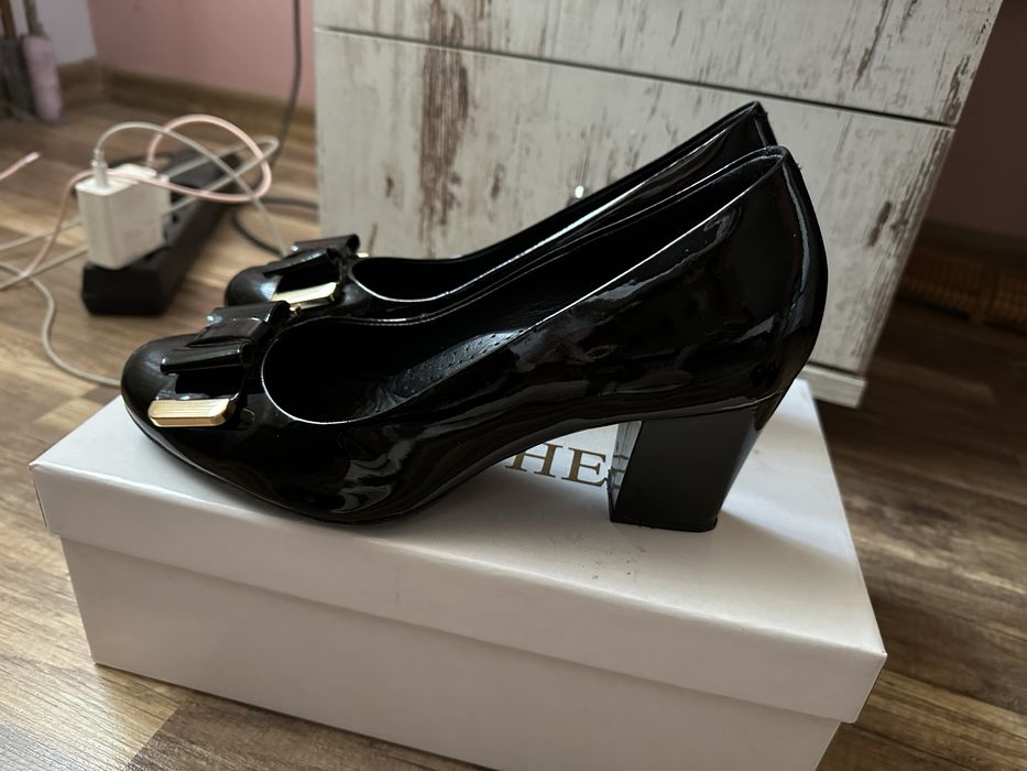 Lakierowane obcasy Wittchen