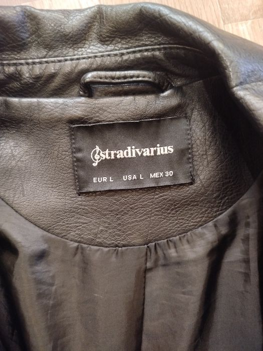 Куртка еко шкіра Stradivarius,на рукаві є невеличкий дефект