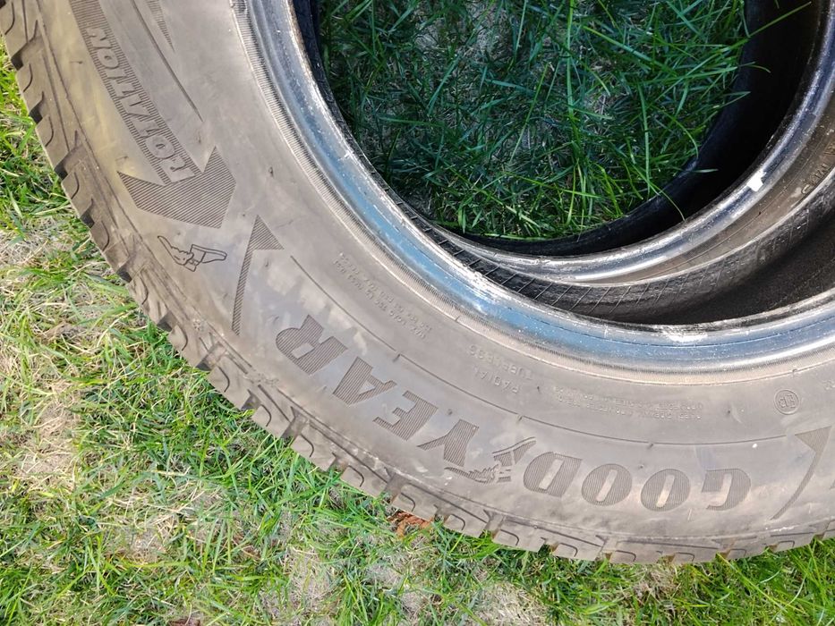 Pneus 215/65-R16 Goodyear . (55€/par)
