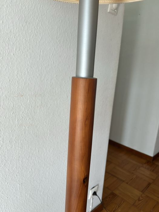 Candeeiro de pé em bom estado