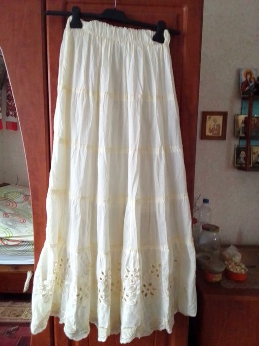 Подарую спідниці 2 і блузу, розмір м 46 можлива відправка укр почту