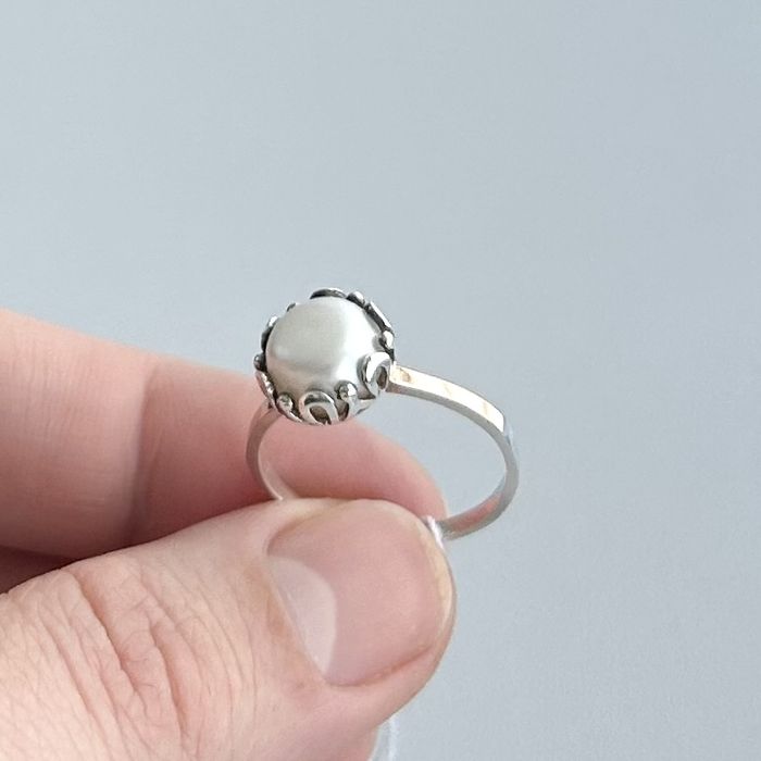 Серебряное кольцо 18.5 с жемчугом и золотом женское классическое