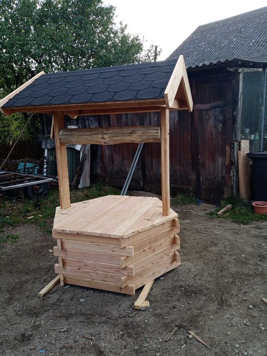 Obudowa studni, piękna drewniana