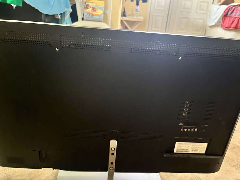 TV Philips 43’ com leds laterais