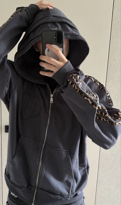 Glamour track suit grafitti