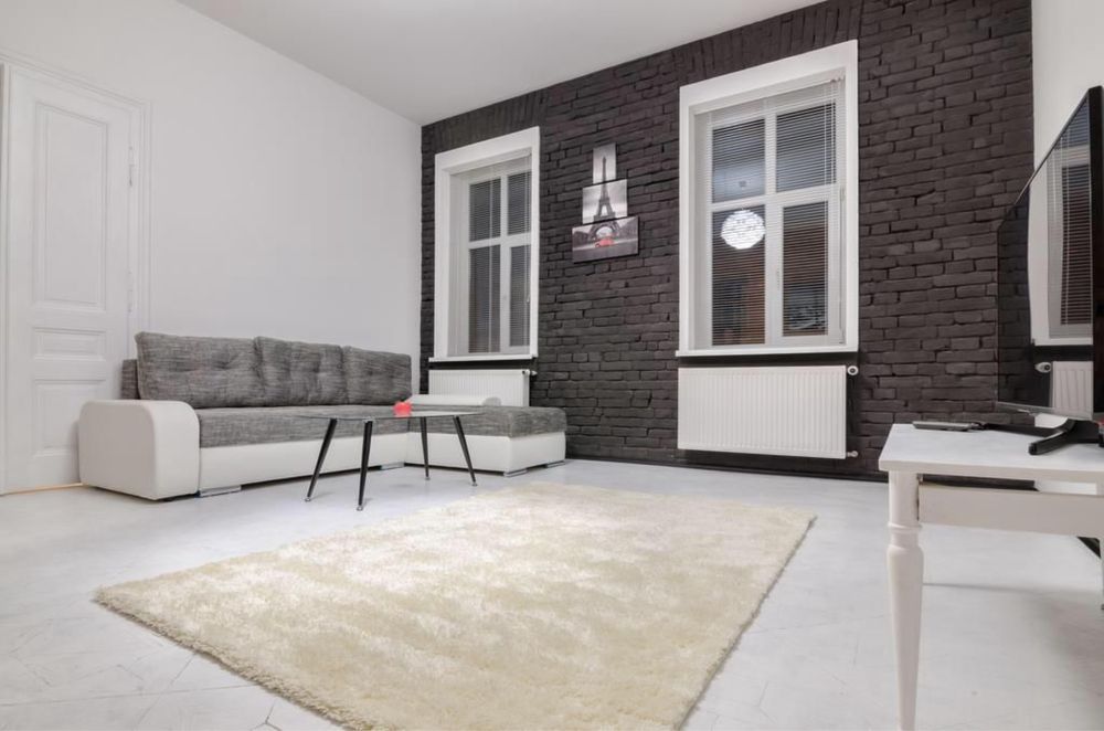 Продаж 2 кімнатна квартира вул. Дорошенка , ремонт, центр.