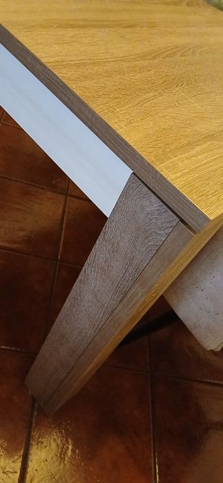 Vendo conjunto de mobiliário em excelente estado, com design moderno em acabamento carvalho e branco, ideal para sala de estar e sala de jantar.
