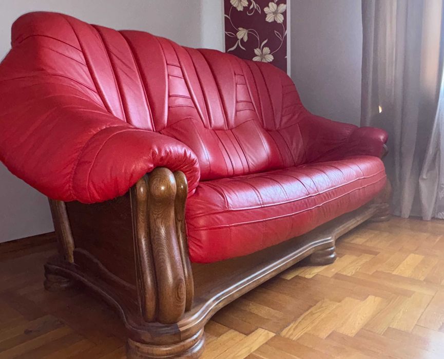 Czerwona, skórzana sofa na drewnianym stelażu, stan idealny.