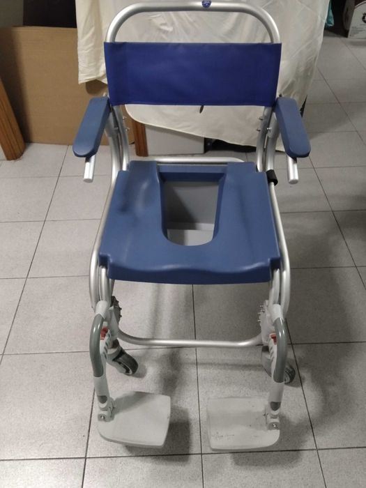 Cadeira de rodas de banho marca Orthos