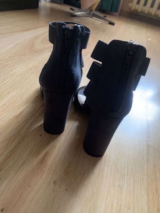 Sandałki na obcasie, nowe