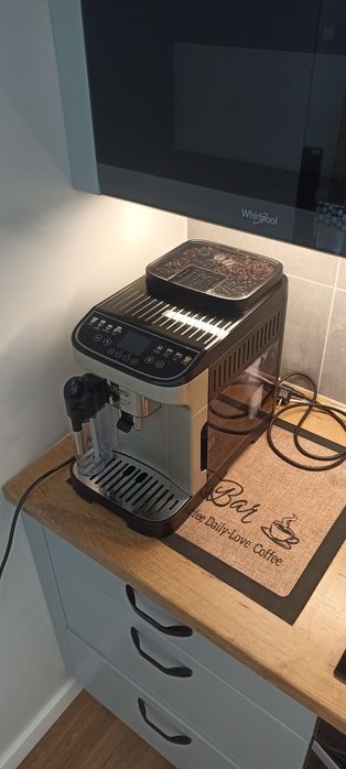 DeLonghi ECAM 310.8 - idealny stan, gwarancja, 1 kg. kawy LAVAZZA