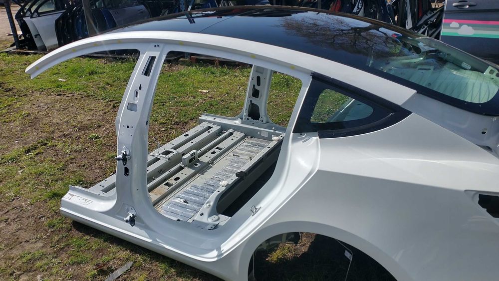 Tesla Model 3 крило заднє фільонка четверть розборка