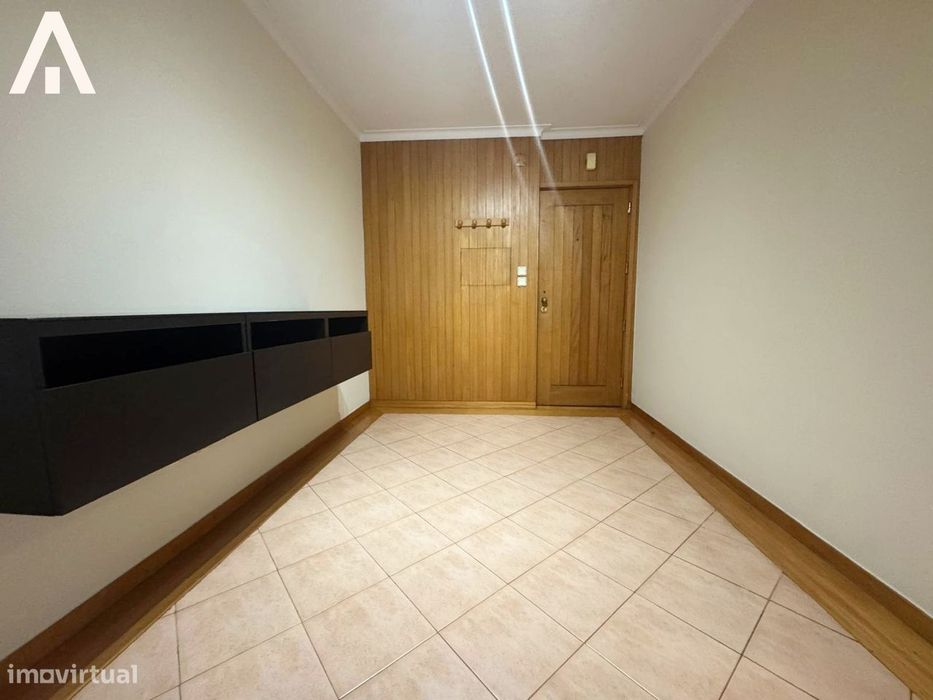 Apartamento T3 com garagem junto ao centro